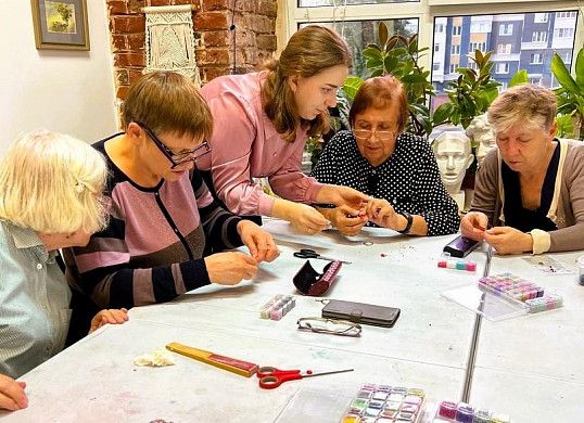Ивановские пенсионеры плетут из бисера и делают коллажи